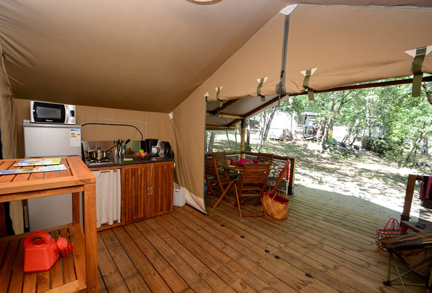 La cuisine de la location du Safari Lodge 5 personnes dans le Var au camping 4 étoiles le Parc.