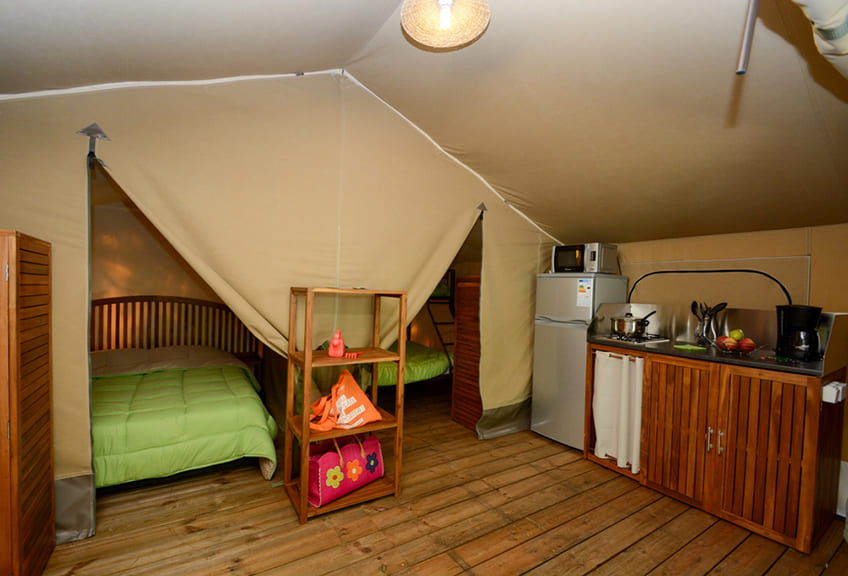 Vue de la cuisine et de la chambre de la location du Safari Lodge dans le Var