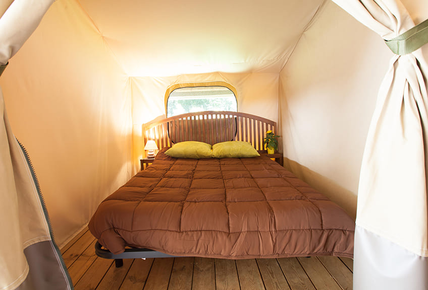 Slaapkamer van de Safari Lodge op 4-sterren camping Le Parc in de Var.