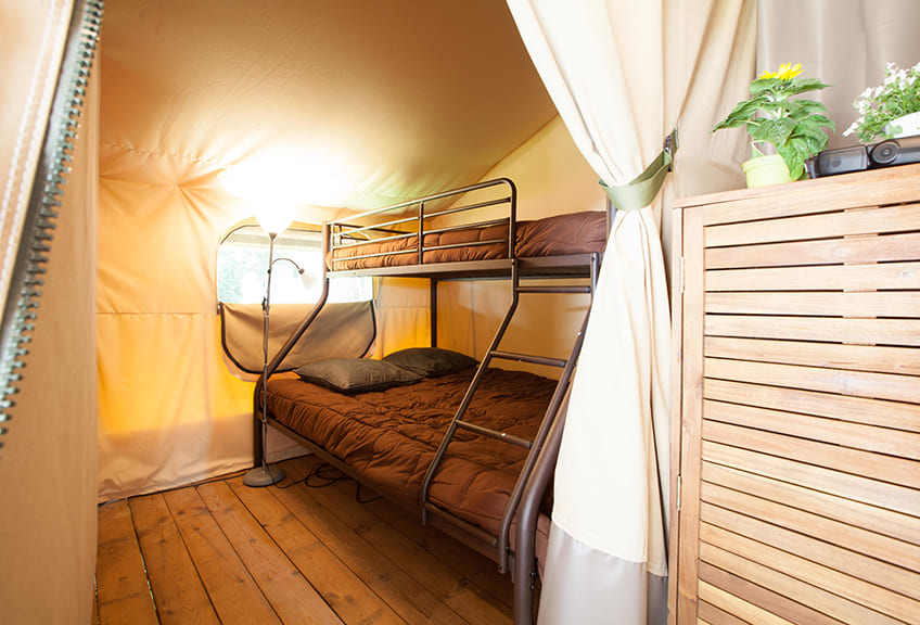 Safari Lodge for rent in the Var in 4 star Le Parc campsite. The bedroom with bunk beds