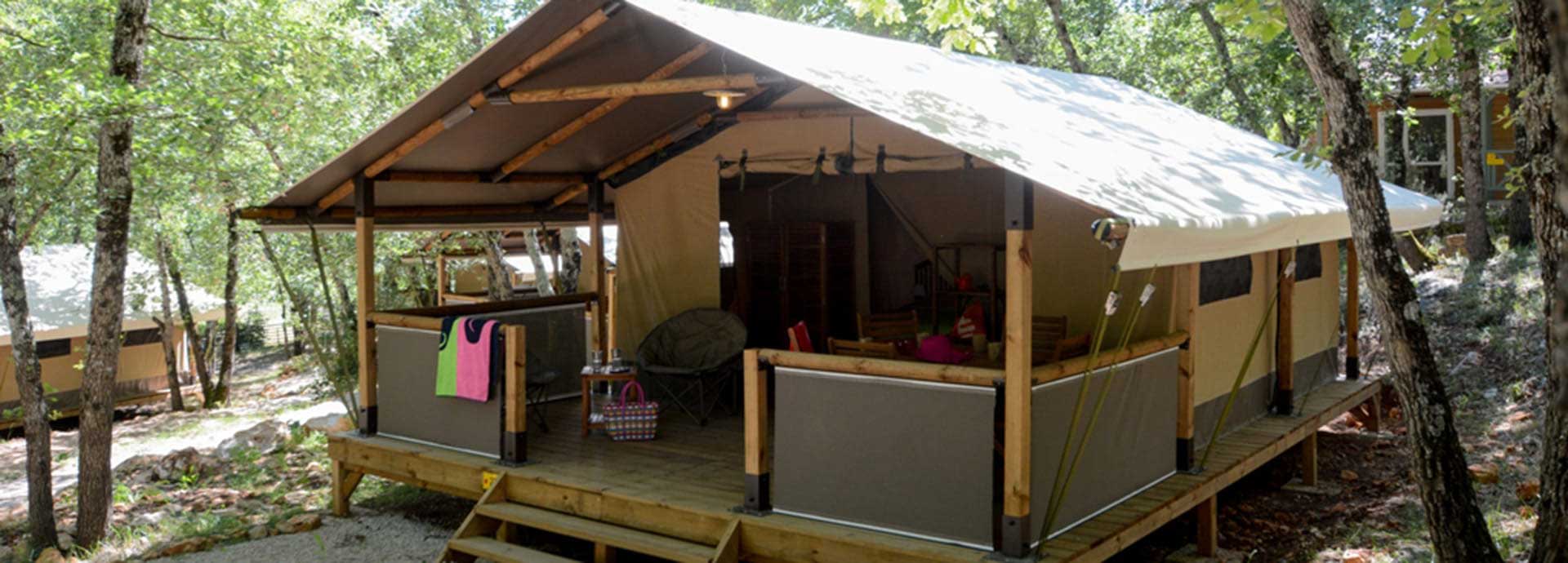 Vue d'ensemble de la location Safari Lodge 5 personnes dans le Var et sa terrasse extérieure, au camping le Parc.