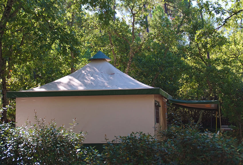 Rental of well equipped holiday tent in the Var in Le Parc campsite, in the heart of 3.5 hectares of woodland.